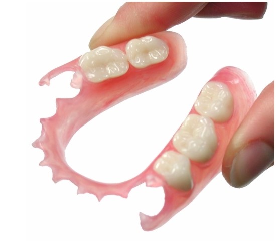 <b>目立たない入れ歯</b>